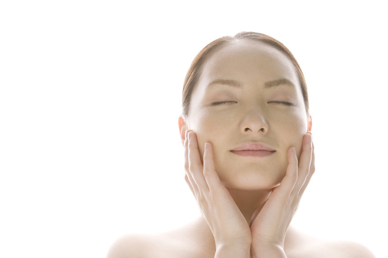 頬に手を当てる女性